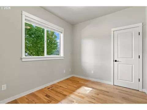 Bedroom - 988 Hamilton St, Springfield, OR 97477 photo 4 of 8