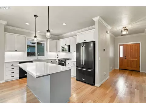 Kitchen - 988 Hamilton St, Springfield, OR 97477 photo 4 of 8