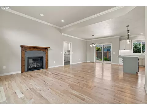 Living - 988 Hamilton St, Springfield, OR 97477 photo 6 of 6