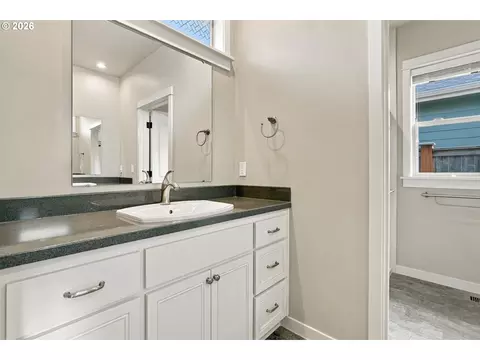 Bath - 988 Hamilton St, Springfield, OR 97477 photo 2 of 5