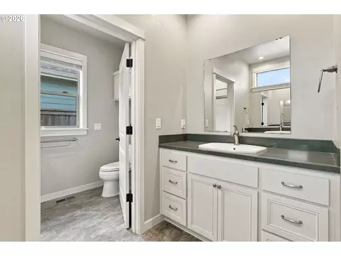 Bath - 988 Hamilton St, Springfield, OR 97477 photo 1 of 5