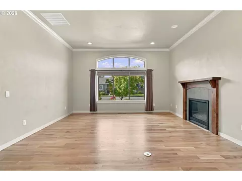 Living - 988 Hamilton St, Springfield, OR 97477 photo 3 of 6