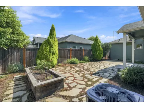 Exterior - 988 Hamilton St, Springfield, OR 97477 photo 9 of 10