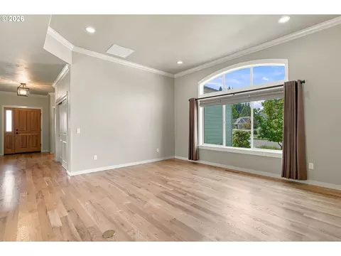 Living - 988 Hamilton St, Springfield, OR 97477 photo 2 of 6