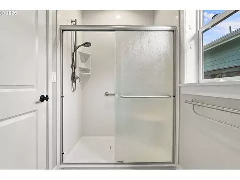 Bath - 988 Hamilton St, Springfield, OR 97477 photo 3 of 5