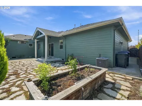 Exterior - 988 Hamilton St, Springfield, OR 97477 photo 7 of 10