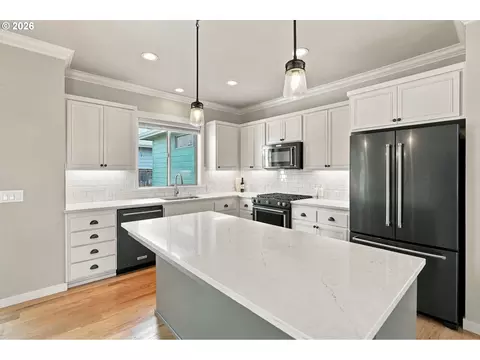 Kitchen - 988 Hamilton St, Springfield, OR 97477 photo 1 of 8