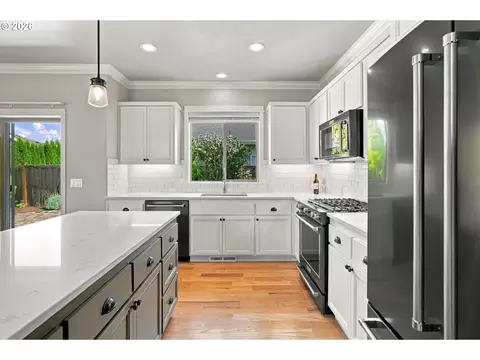 Kitchen - 988 Hamilton St, Springfield, OR 97477 photo 3 of 8