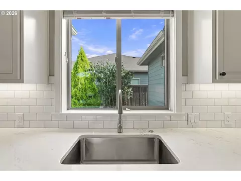 Kitchen - 988 Hamilton St, Springfield, OR 97477 photo 7 of 8