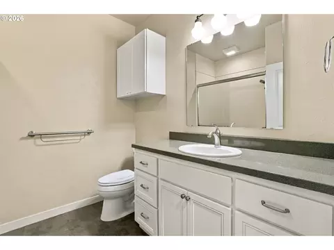 Bath - 988 Hamilton St, Springfield, OR 97477 photo 4 of 5