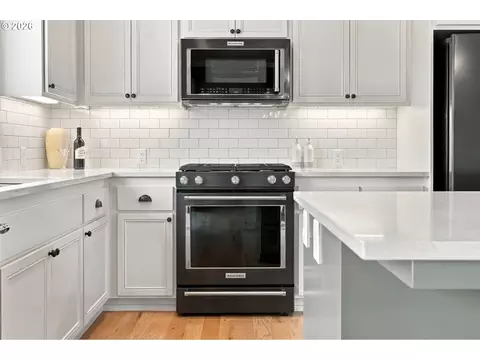 Kitchen - 988 Hamilton St, Springfield, OR 97477 photo 6 of 8