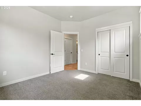 Bedroom - 988 Hamilton St, Springfield, OR 97477 photo 6 of 8