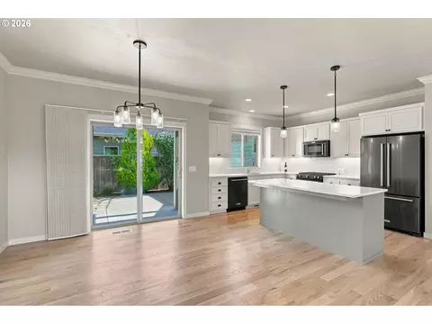 Kitchen - 988 Hamilton St, Springfield, OR 97477 photo 8 of 8