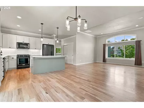 Living - 988 Hamilton St, Springfield, OR 97477 photo 1 of 6