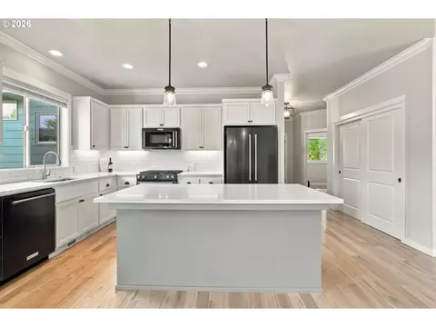 Kitchen - 988 Hamilton St, Springfield, OR 97477 photo 2 of 8