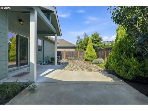 Exterior - 988 Hamilton St, Springfield, OR 97477 photo 8 of 10