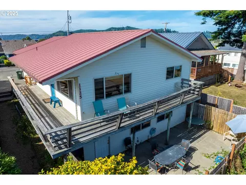 1125 Winchester Ave, Reedsport, OR 97467