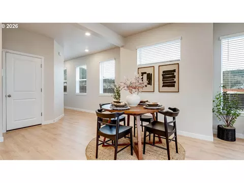 Dining - 2419 SW 39th St, Gresham, OR 97080 photo 3 of 3