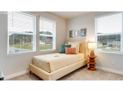 Bedroom - 2419 SW 39th St, Gresham, OR 97080 photo 4 of 7