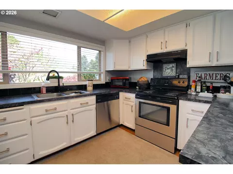 Kitchen - 385 S Cherry Dr, Cornelius, OR 97113 photo 2 of 3