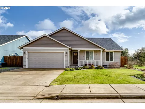 966 Creswood Dr, Creswell, OR 97426