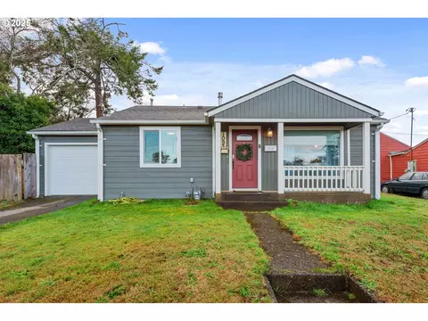 1093 Flanagan Ave, Coos Bay, OR 97420