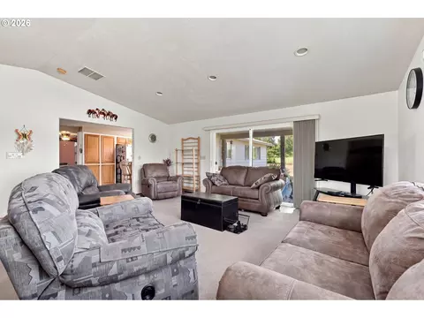 Living - 27205 SE Carl St, Gresham, OR 97080 photo 7 of 9