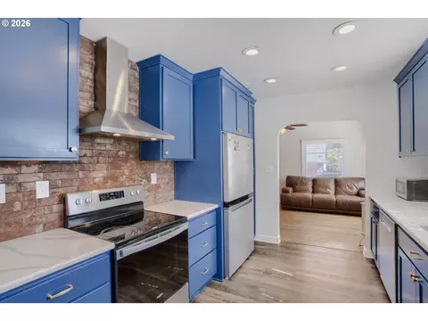 Kitchen - 2928 NE 2nd Ave, Camas, WA 98607 photo 2 of 4