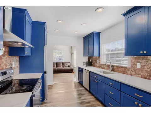 Kitchen - 2928 NE 2nd Ave, Camas, WA 98607 photo 3 of 4