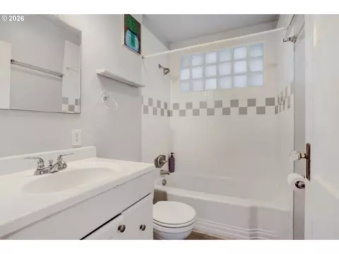 Bath - 2928 NE 2nd Ave, Camas, WA 98607 photo 1 of 2