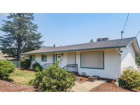 1929 NW Lynwood St, Roseburg, OR 97471