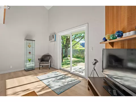 Living - 1551 Fetters Loop, Eugene, OR 97402 photo 3 of 4