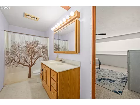 Bath - 1551 Fetters Loop, Eugene, OR 97402 photo 2 of 4