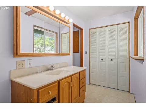 Bath - 1551 Fetters Loop, Eugene, OR 97402 photo 3 of 4