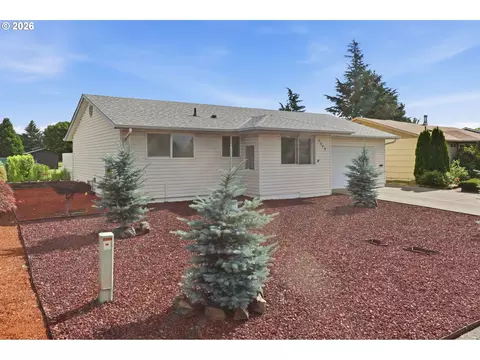 2049 W Hayes St, Woodburn, OR 97071
