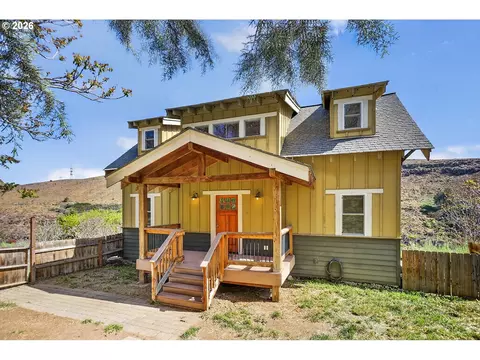 499 1st St, Maupin, OR 97037