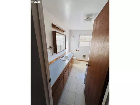 Bath - 3800 E St, Springfield, OR 97478 photo 1 of 3