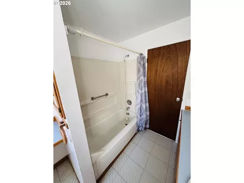 Bath - 3800 E St, Springfield, OR 97478 photo 3 of 3