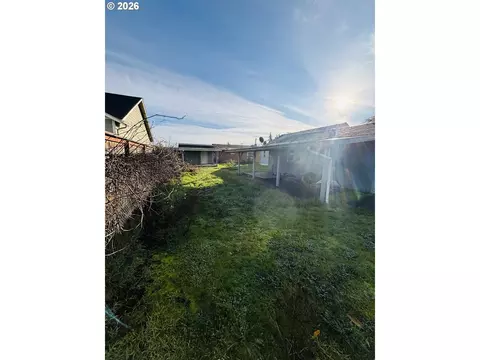 Exterior - 3800 E St, Springfield, OR 97478 photo 2 of 2