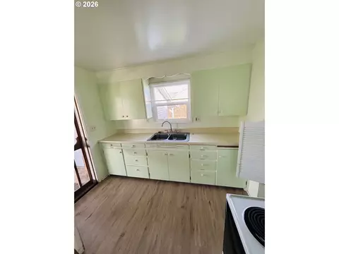 Kitchen - 3800 E St, Springfield, OR 97478 photo 2 of 2