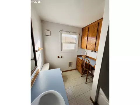 Bath - 3800 E St, Springfield, OR 97478 photo 2 of 3
