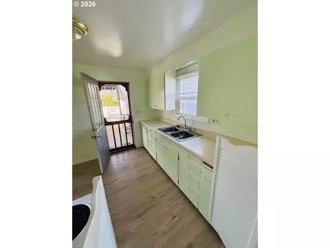 Kitchen - 3800 E St, Springfield, OR 97478 photo 1 of 2