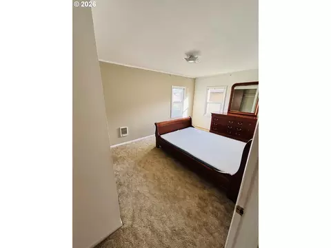 Bedroom - 3800 E St, Springfield, OR 97478 photo 2 of 6