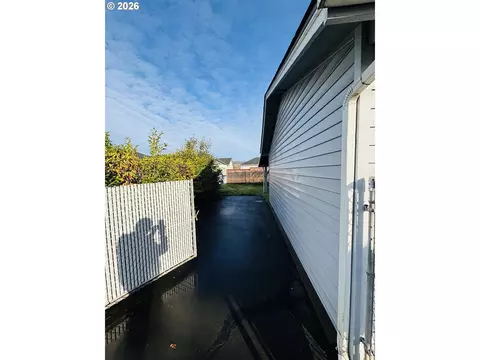 Exterior - 3800 E St, Springfield, OR 97478 photo 1 of 2