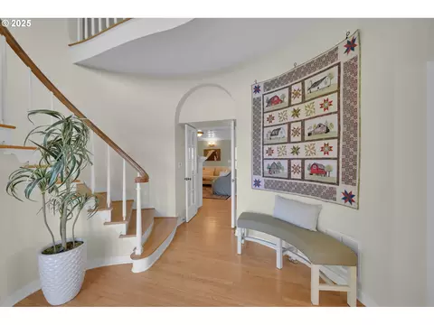 Entry Way - 27730 Erickson Rd, Eugene, OR 97402 photo 2 of 5