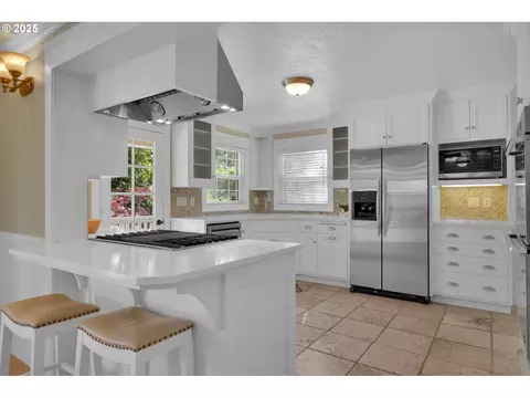 Kitchen - 27730 Erickson Rd, Eugene, OR 97402 photo 3 of 4