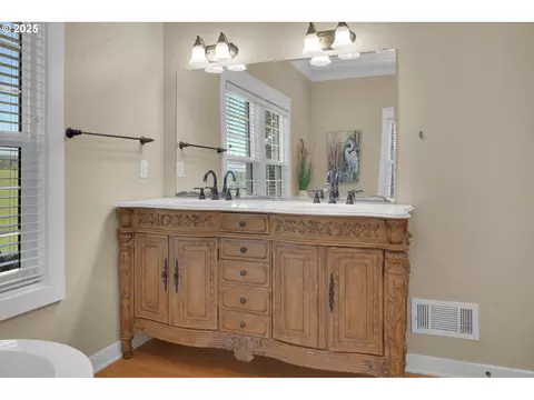 Bath - 27730 Erickson Rd, Eugene, OR 97402 photo 6 of 7