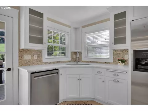 Kitchen - 27730 Erickson Rd, Eugene, OR 97402 photo 4 of 4