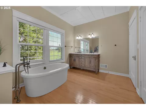 Bath - 27730 Erickson Rd, Eugene, OR 97402 photo 5 of 7