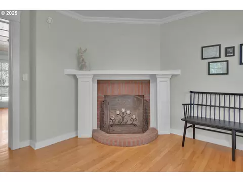 Living - 27730 Erickson Rd, Eugene, OR 97402 photo 2 of 6